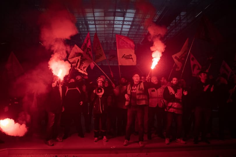 Megrohamozták a világ egyik legnagyobb vagyonkezelőjét Párizsban a nyugdíjreform ellen tüntetők - videó