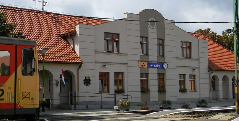 Tömény hipó szivárog a nyírábrányi vasútállomáson