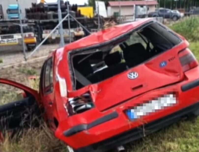 Észrevették, hogy benne van a kulcs - az első kanyarig jutottak a kamasz autótolvajok (videóval)