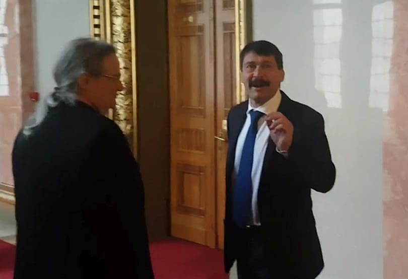 Elkaptuk Áder Jánost, aki mosolyogva válaszolt kérdésünkre – videó