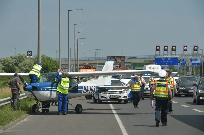 Máris mém lett az M7-esen landoló repülőből – fotó