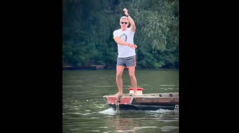 Magyar Péter a tiszalöki vízierőműnél aurafarmol