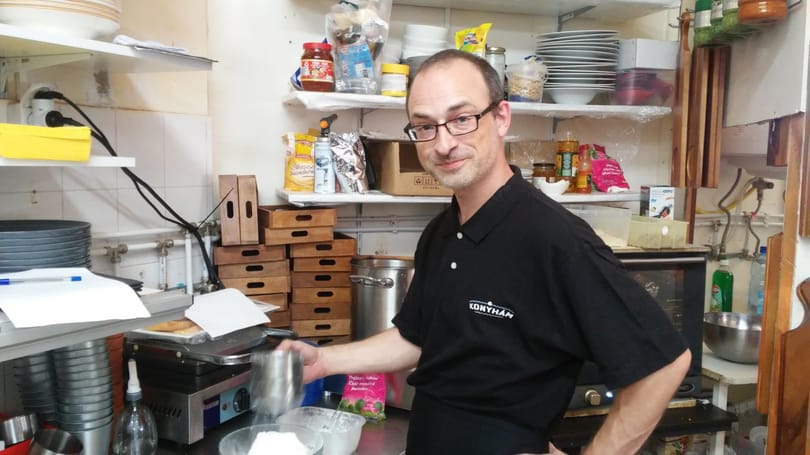 A Nemzet Napszámosa: Tóta W. konyhásnak áll a balatoni büfében – videó