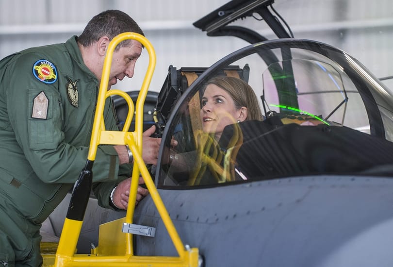 Magyar Gripenek kísérték a földre Colleen Bell gépét – fotók