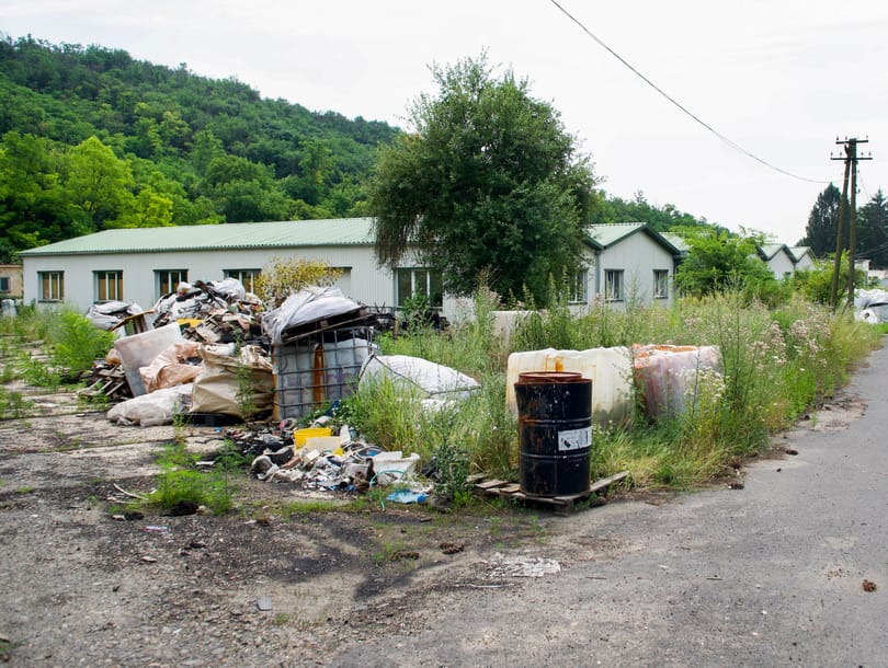 Beleszédültünk a rejtélyes ikladi akkuhulladék-tároló bűzébe