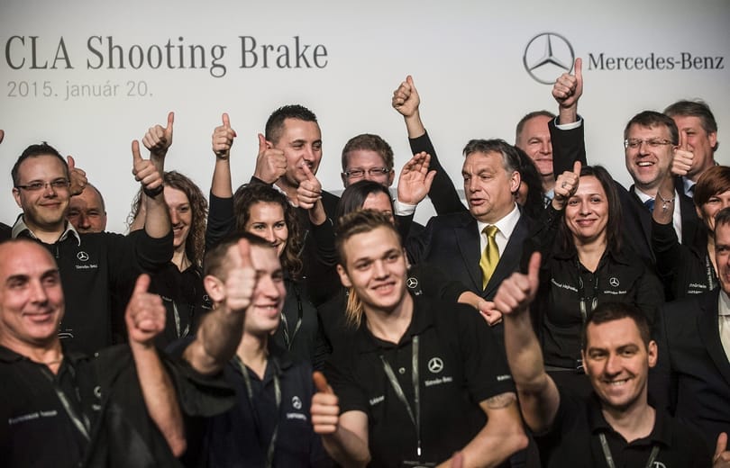 Orbán Viktor vadiúj Mercit vezet – videó