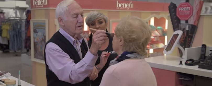 Sminkelni tanul egy 84 éves férfi, mert felesége hamarosan megvakul