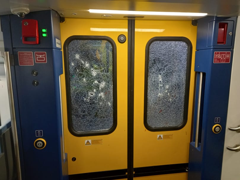 Szétvert egy emeletes motorvonatot egy vandál – képeken a pusztítás