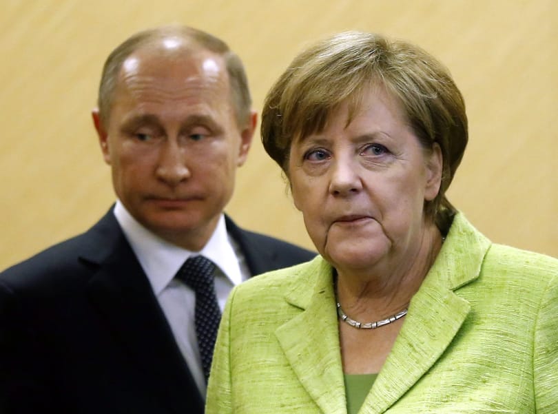 Merkel a melegek védelmére kérte Putyint