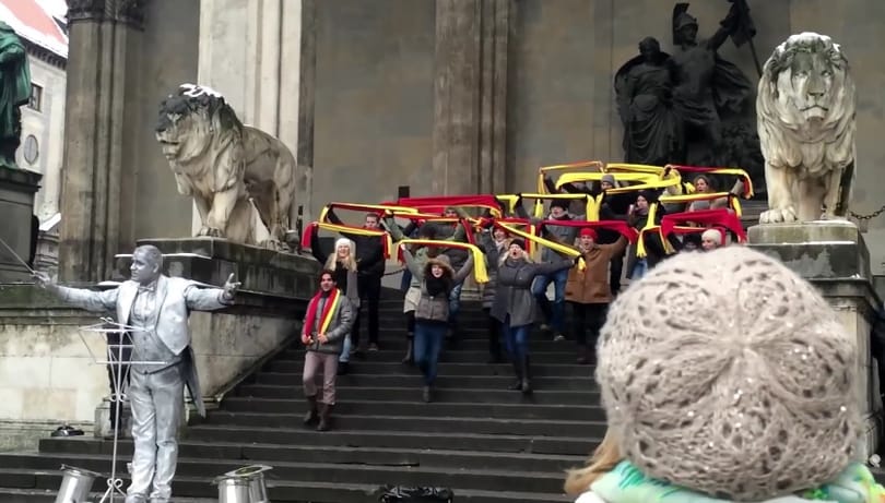 Váratlanul szólalt meg Európa utcáin a BL-himnusz