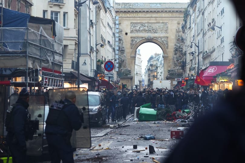 Zavargás robbant ki Párizsban a délelőtti gyilkosságok után