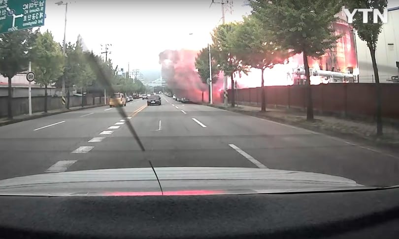 Autóból rögzítették, ahogy felrobbant egy vegyi üzem Dél-Koreában – videó