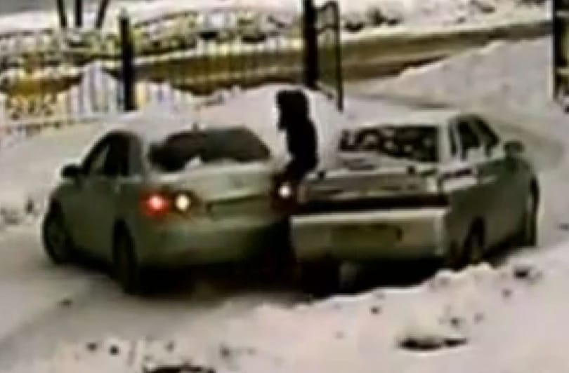 Segített a tolatásban, két autó közé szorult - videó