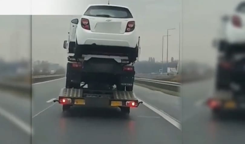 A horrorkaravánok közt is ritka az ilyen díszpéldány, amilyet az M5-ösön fogtak – videó