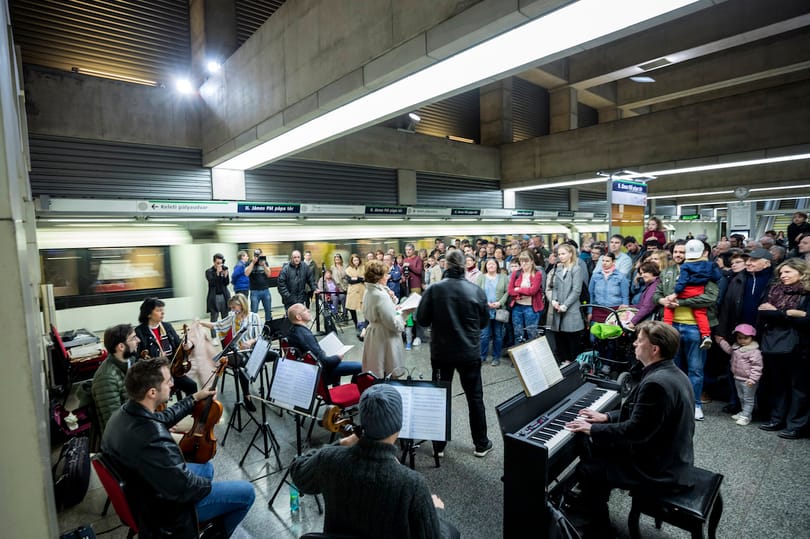 Levonult a metróba az Operaház zenekara, és adott egy koncertet