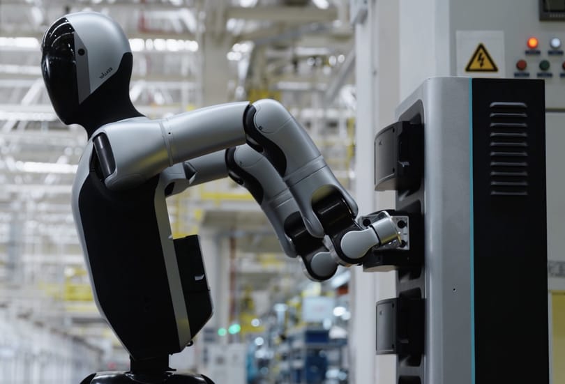 Videón az örök gépélet receptje: amikor kell, saját magán cserél akkut az emberszabású robot