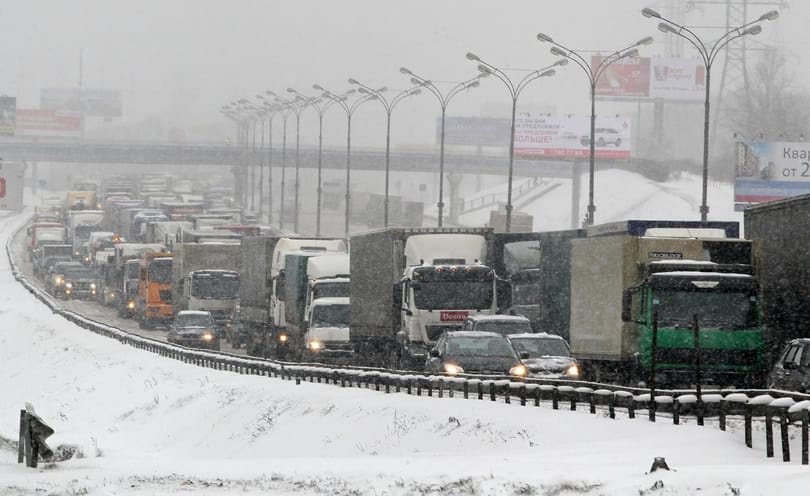 Hetven kilométeres gigadugót okozott a hirtelen tél Oroszországban