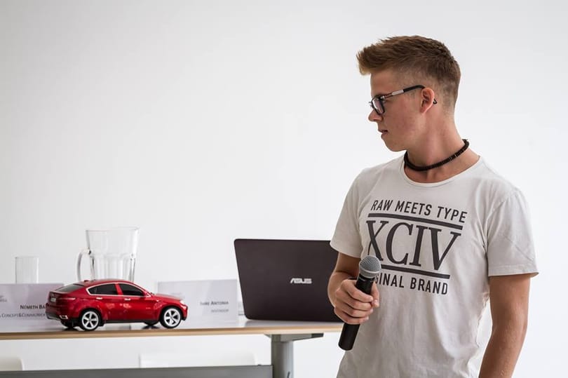  Aki vállalkozó akar lenni, nyomjon egy szelfit egy politikussal