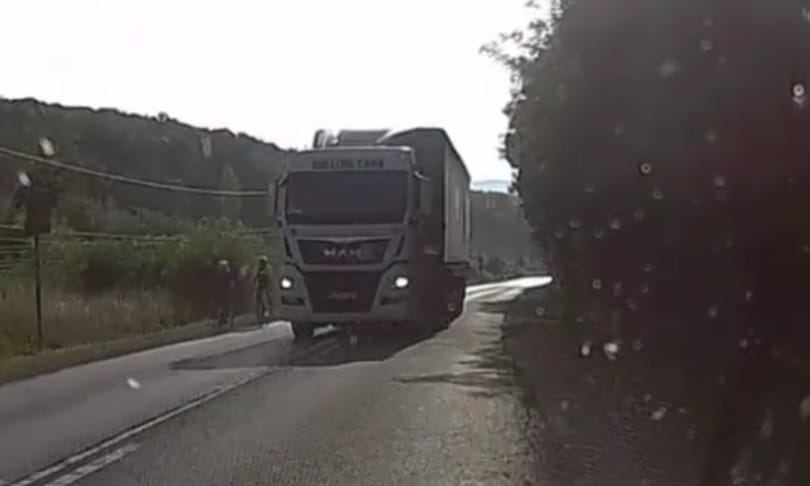 Videó: bicikliseket előző kamion okozott meleg helyzetet a 10-es úton