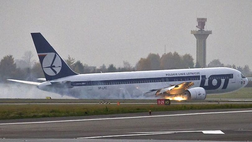 Videó: így száll le futómű nélkül, 231 emberrel egy Boeing-óriásgép