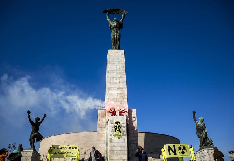 Fotó: ismét Paks ellen tüntetett a Greenpeace a Szabadság-szobornál