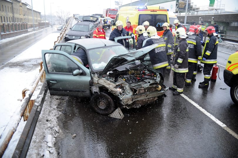 Öt autó ütközött, lezárták az Üllői úti felüljárót - fotók