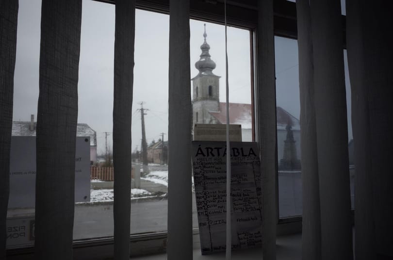 A csibeosztó főtanácsadó megvádolt extitkárának faluja is választ