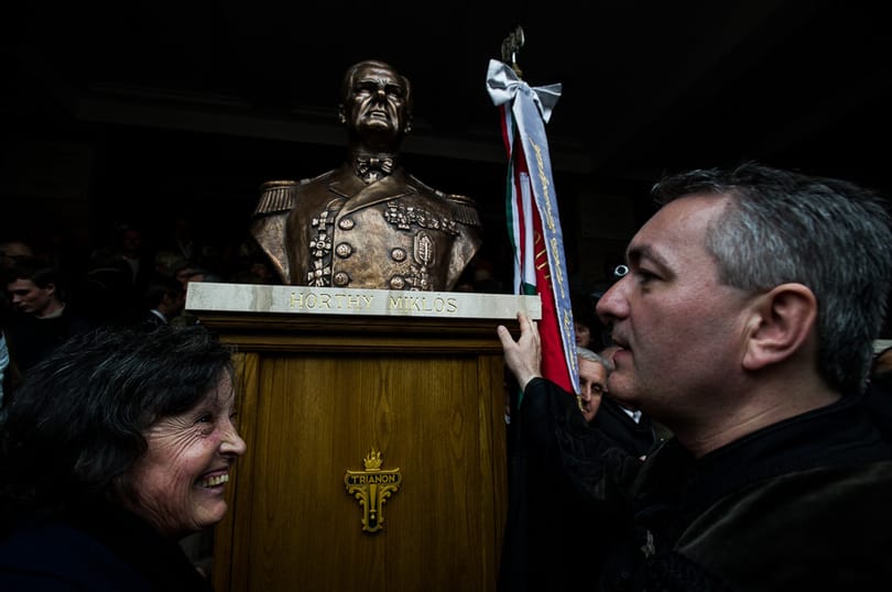 Törvényben tiltaná a Horthy-szobrok felállítását az MSZP