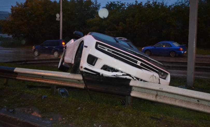Szalagkorláton állt meg egy Chevrolet Camaro SS