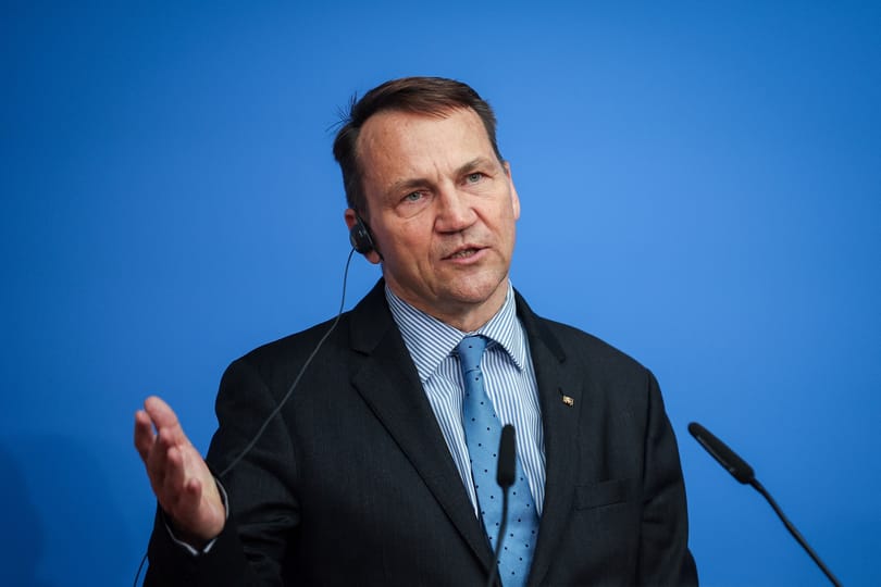 Lengyel külügyminiszter: fel kell fegyverezni Európát