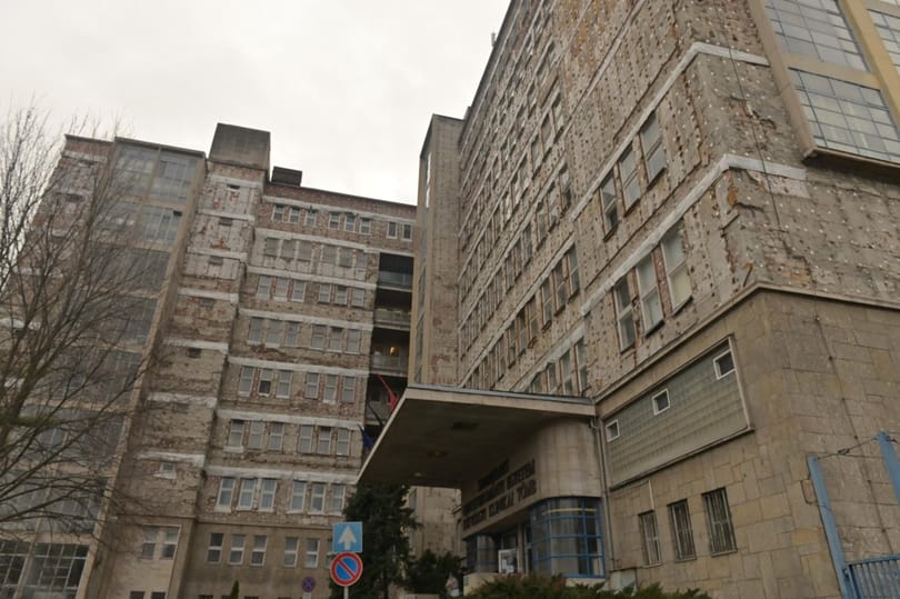 Füstölt a Kútvölgyi kórház ablaka, a tűzoltók is kivonultak