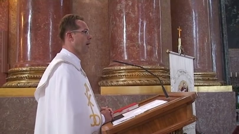 Szívszorító dallal okozott meglepetést a gencsi plébános az ifjú párnak - videó