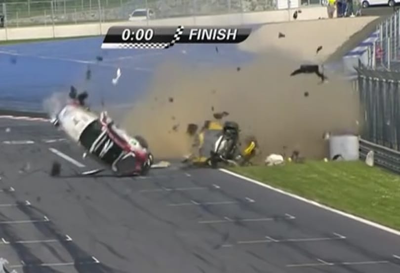 Valósággal szétrobbant két egymásnak csapódó versenyautó - videó