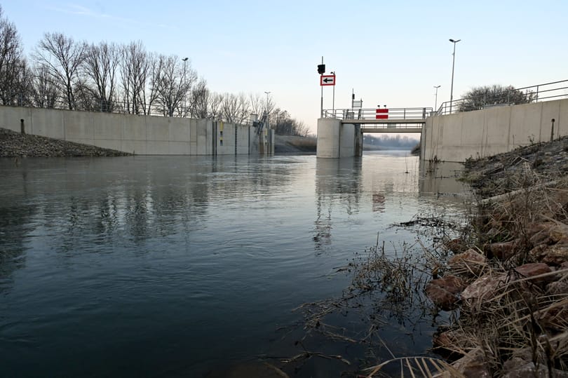 Képeken, ahogy a túl magas vízállás miatt leeresztik a Balaton vizét