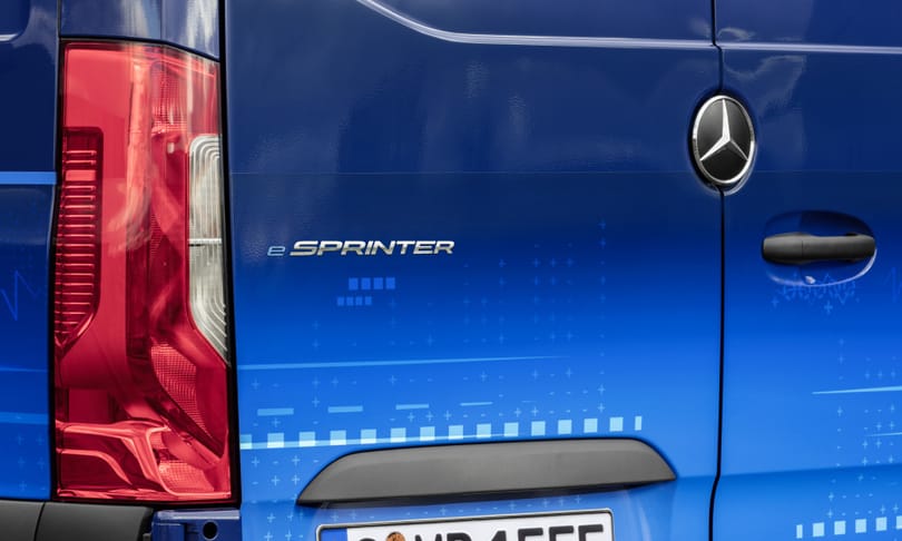 Elektromos dobozos: Hangtalanul suhan a vadonatúj Mercedes eSprinter