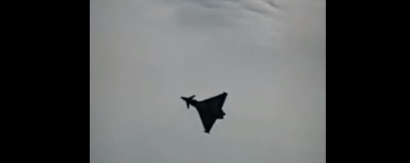 Videó: Olasz légibemutatón zuhant a tengerbe egy repülő