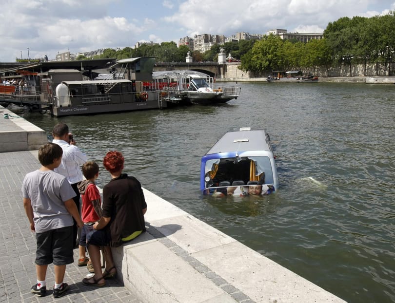 A Szajnában kötött ki az elszabadult turistabusz - fotók
