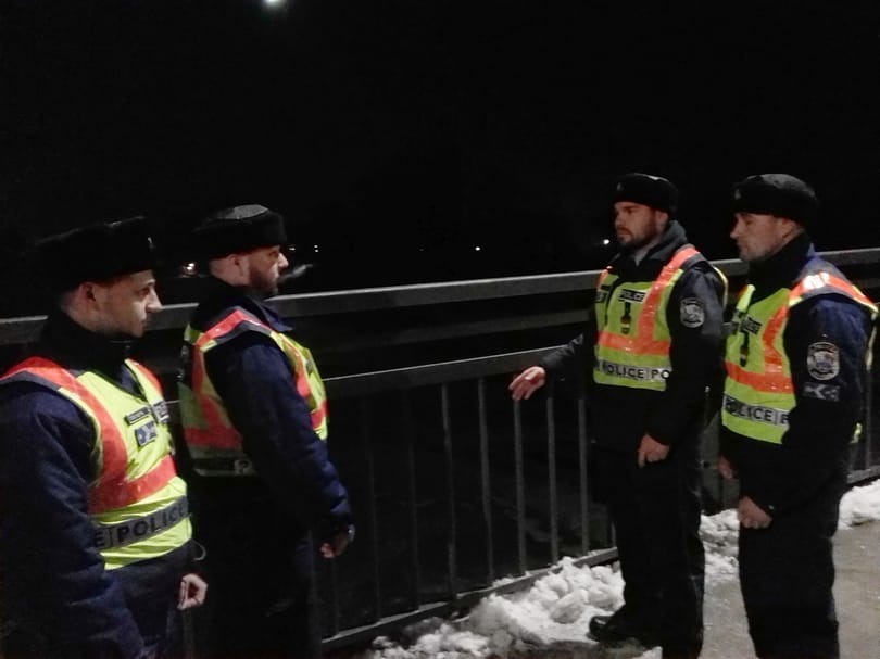 Le akart ugrani egy férfi este a szolnoki Tisza-hídról