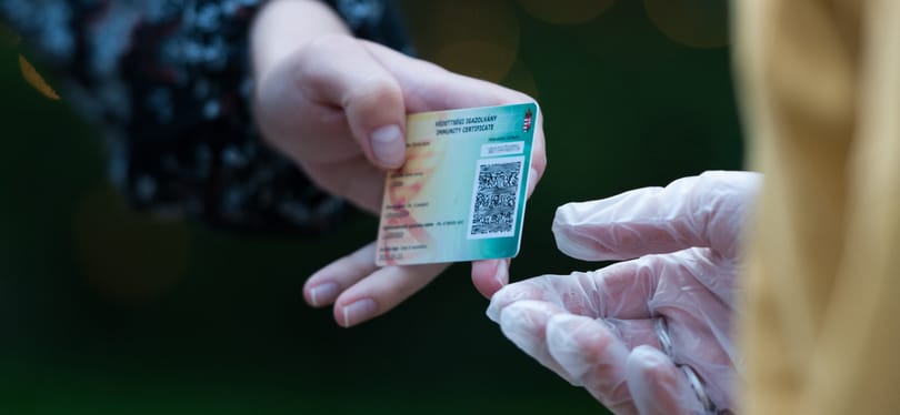 A védettségi kártyák újraélesítésének az újabb oltással együtt volna értelme