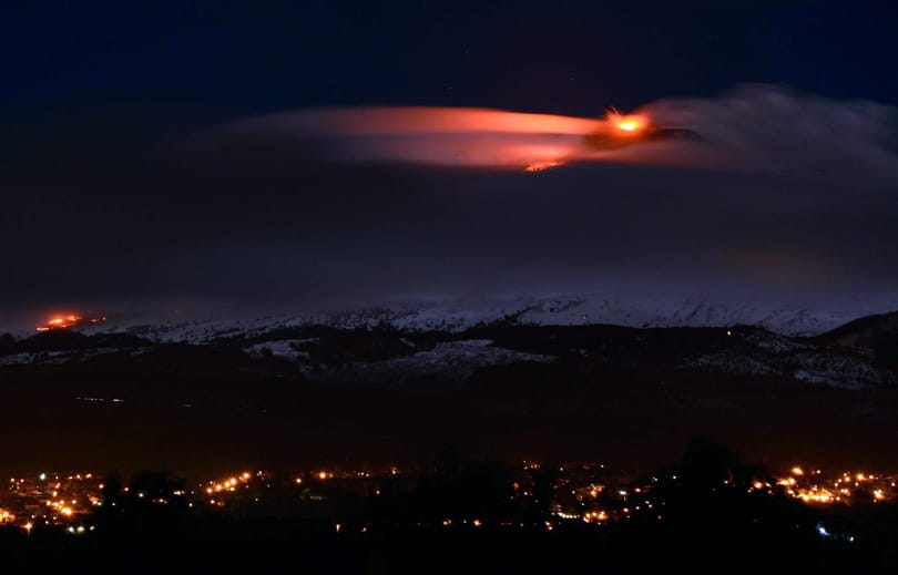 Fotó: Izzó lávát lövellt ki magából az Etna