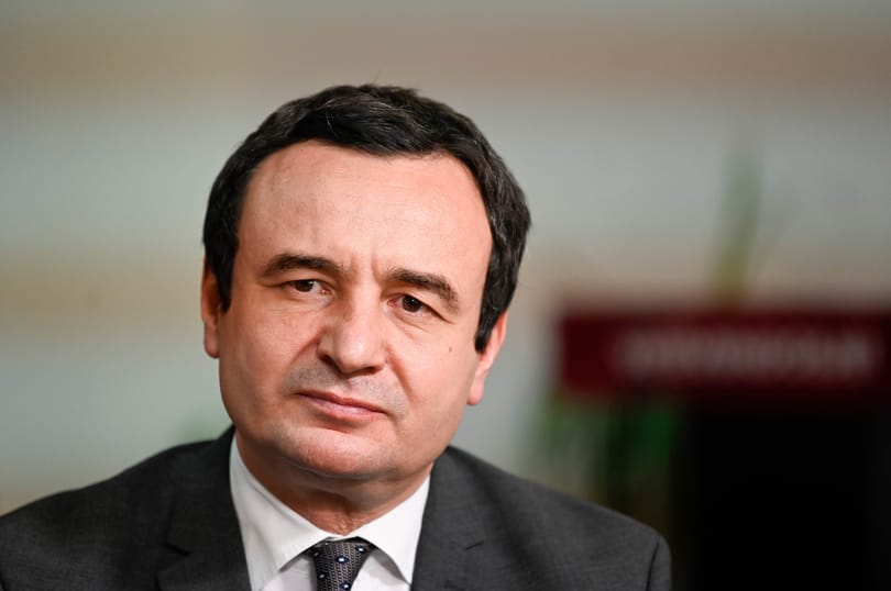 Korábban könnygázgránátot dobált a parlamentben a koszovói kormányfő