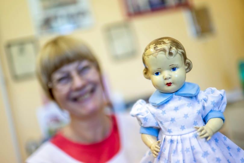 „Minden babának a mentsvára vagyok” – a pesti belvárosban működik az ország egyetlen játékbaba-klinikája