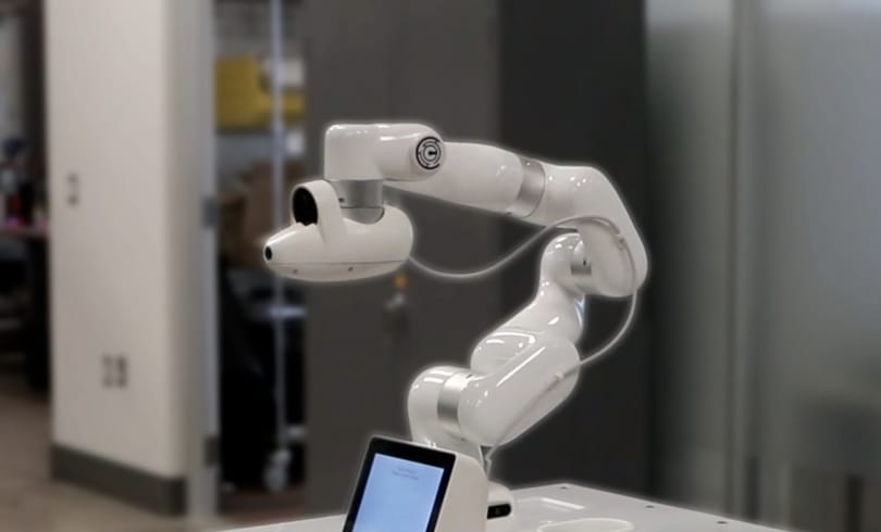 Videón mindenki vágya: ahogy tű nélkül ad oltást a robot