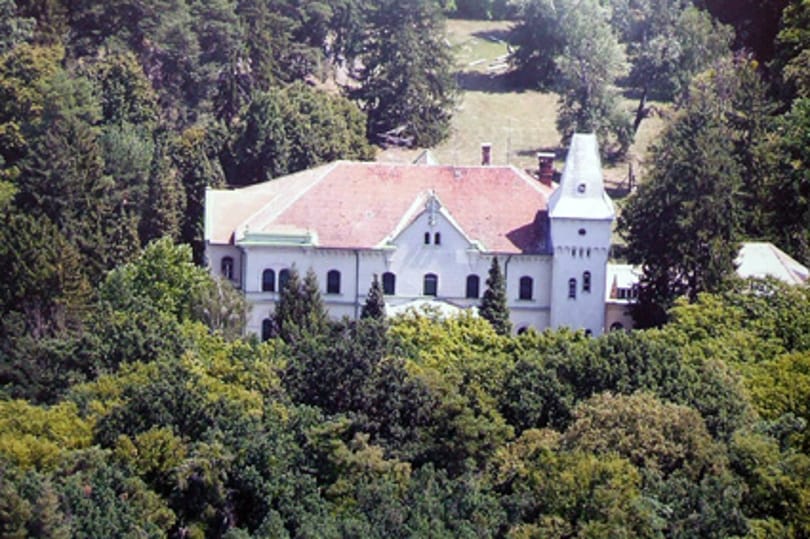 Eladó magyar kastélyok: őspark, tó, kápolna és egyéb luxus 
