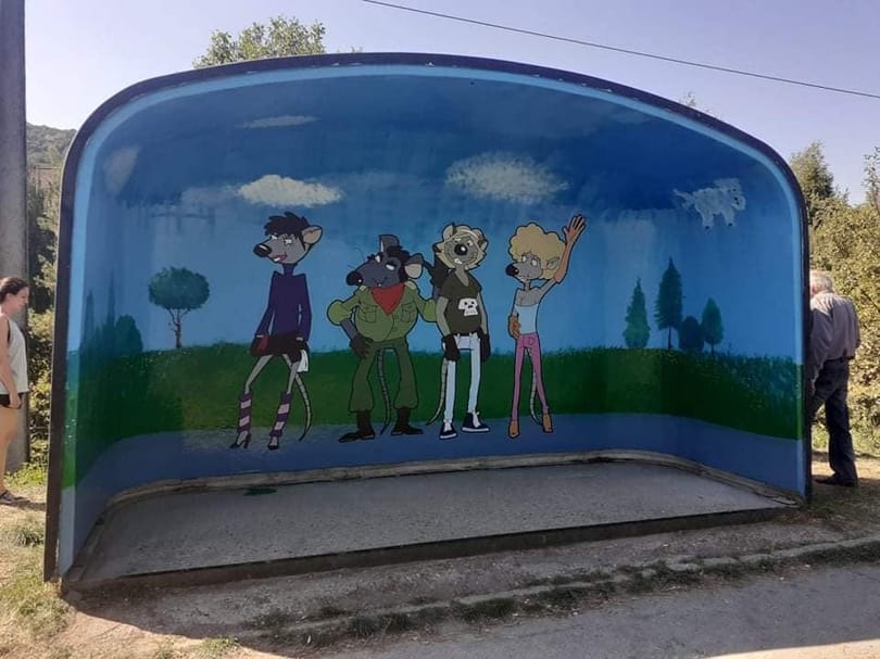 A Macskafogó patkányait álmodták a buszmegállóra a kutyapártosok