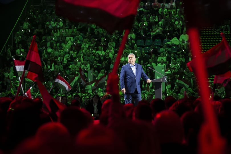 Zászló, zászló, ököl: mikor csap át valódi erőszakba a végsőkig pörgetett szájkarate?