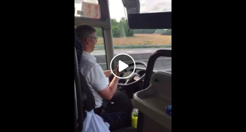 Ön elmenne ezzel a buszsofőrrel nyaralni? – Videó