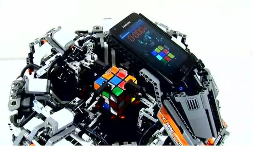 Okostelefon rakja ki leggyorsabban a Rubik kockát [videóval]