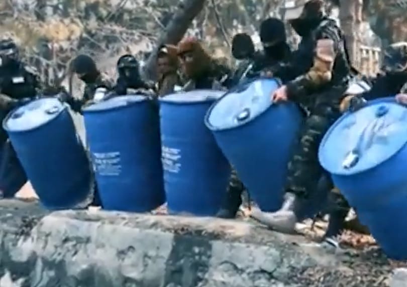 3000 liter alkoholt öntöttek a csatornába a tálibok Kabulban – videó