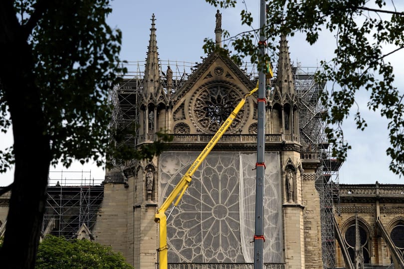 Egyszer használatos védőruhában lehet csak dolgozni a Notre Dame területén 